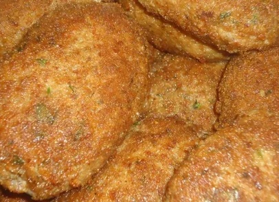 Мясные котлеты с панировочными сухарями и каша на гарнир в мультиварке на обед или ужин