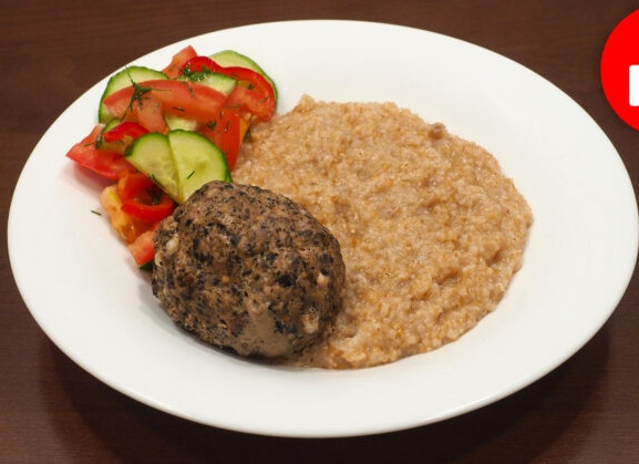 Мясные котлеты с грибами и каша на гарнир в мультиварке на обед или ужин
