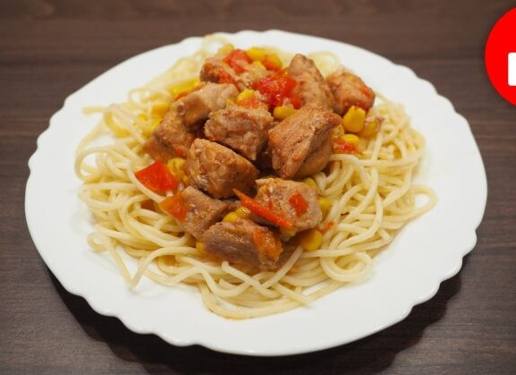Мясо с овощами и кукурузой в мультиварке на обед или ужин