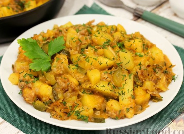 Картошка с тушёнкой и огурцами в мультиварке на обед или ужин