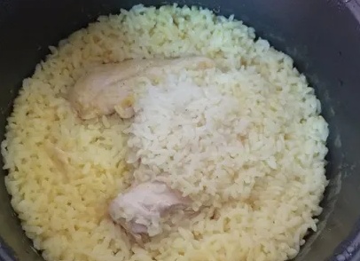 рис с куриными бедрышками в мультиварке на обед или ужин